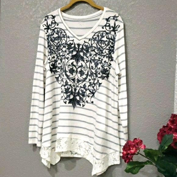 Vneck graphic knit lace trim top size Large - Picture 4 of 8